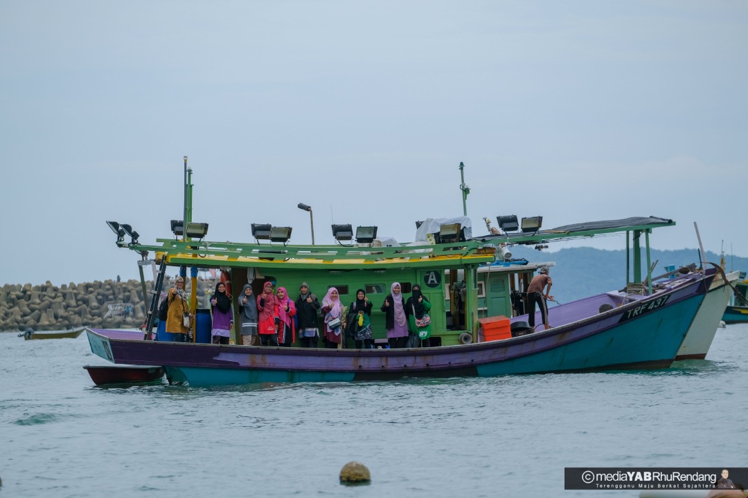 Sekumpulan Wanita Pamer Bakat Candat Sotong