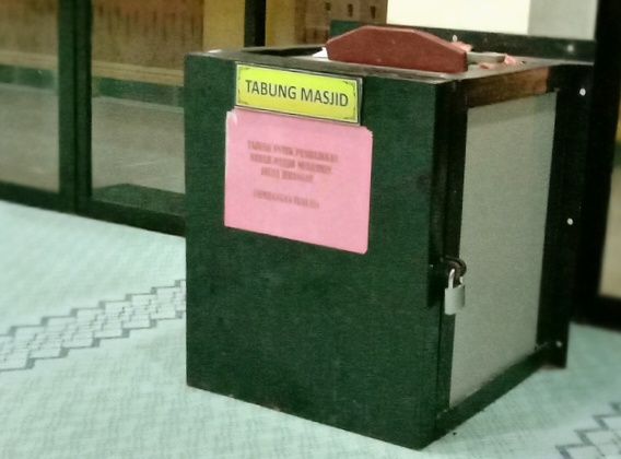 Ahli Parlimen Kemaman Isi 50 Tabung Masjid