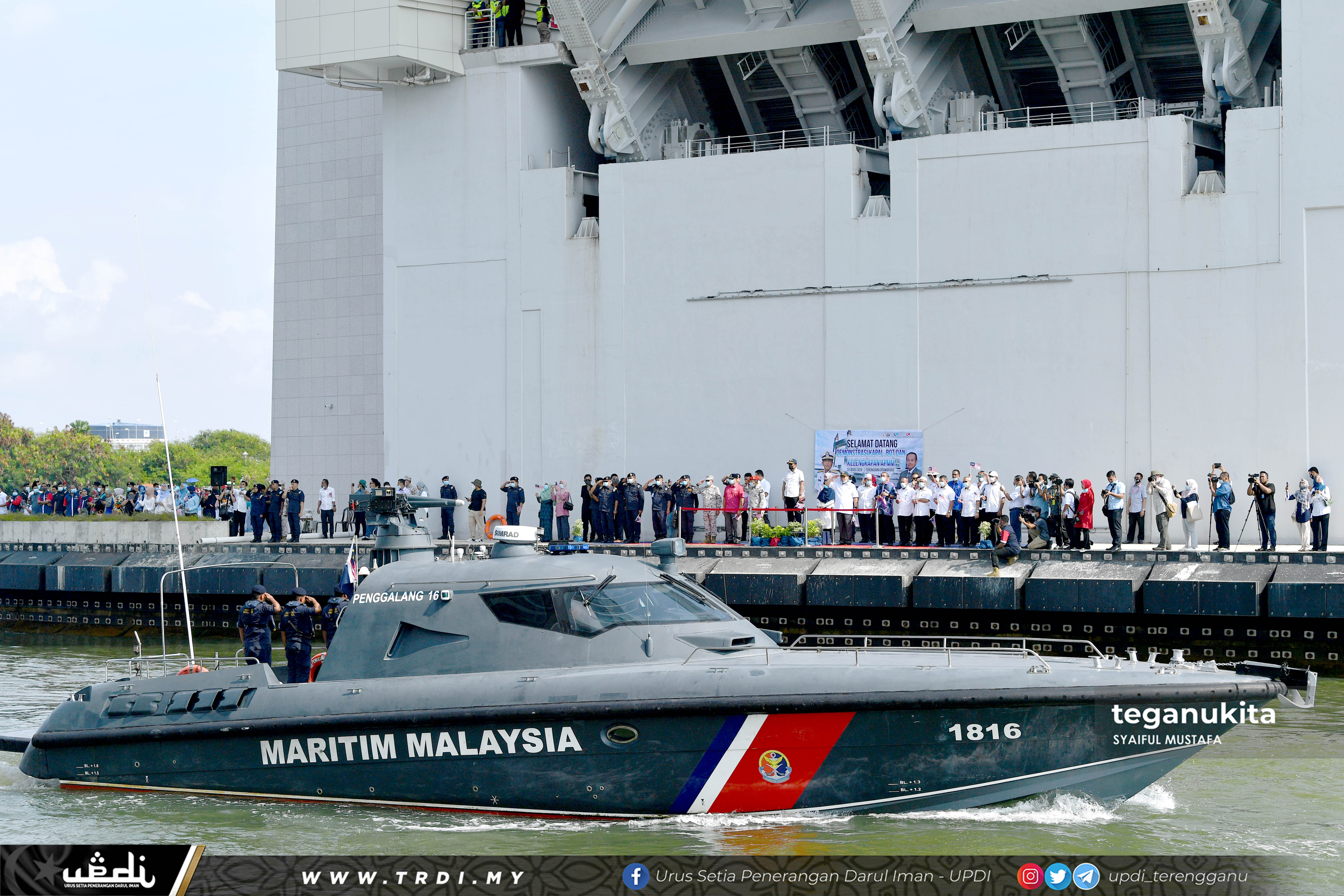 YAB Menteri Besar Terengganu Menghadiri ke Program Galeri Drawbridge dan Menyaksikan Lintas Hormat Kapal dan Bot APMM Beserta dengan Sebuah Helikopter dan Penerjunan Khas oleh Komando APMM