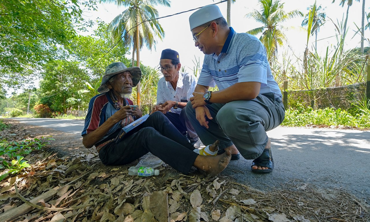 Warga Emas Mengesot 100 Meter Cari Keperluan Diri
