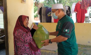Musim Tengkujuh : Penoreh Getah Perlu Bantuan