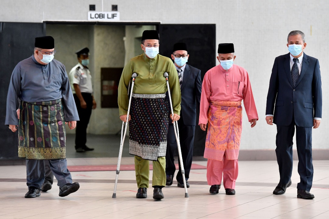 Sidang DUN : MB Hadir Bertongkat