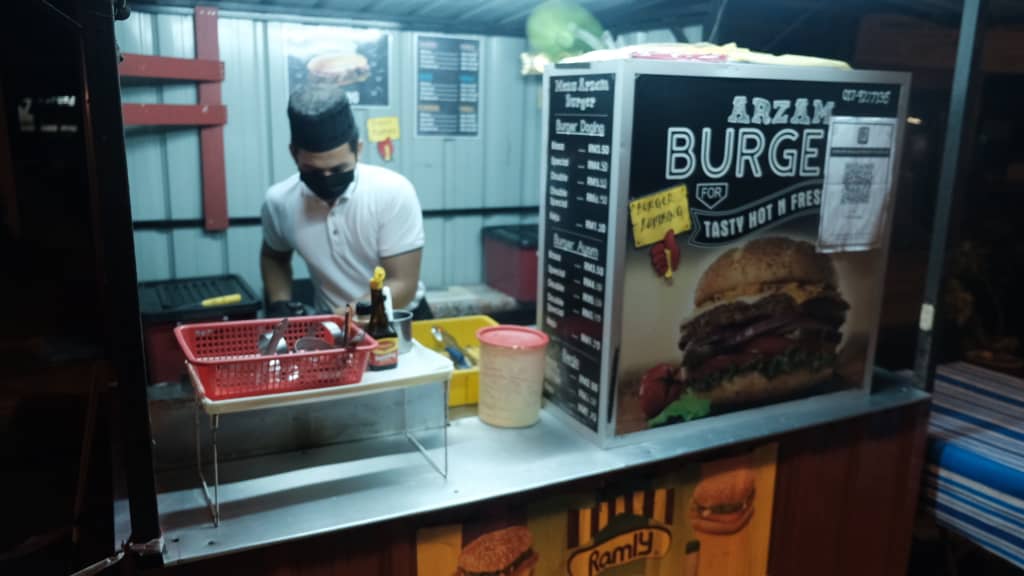 Peniaga Lega Premis Dibenar Beroperasi Sehingga 12 Malam