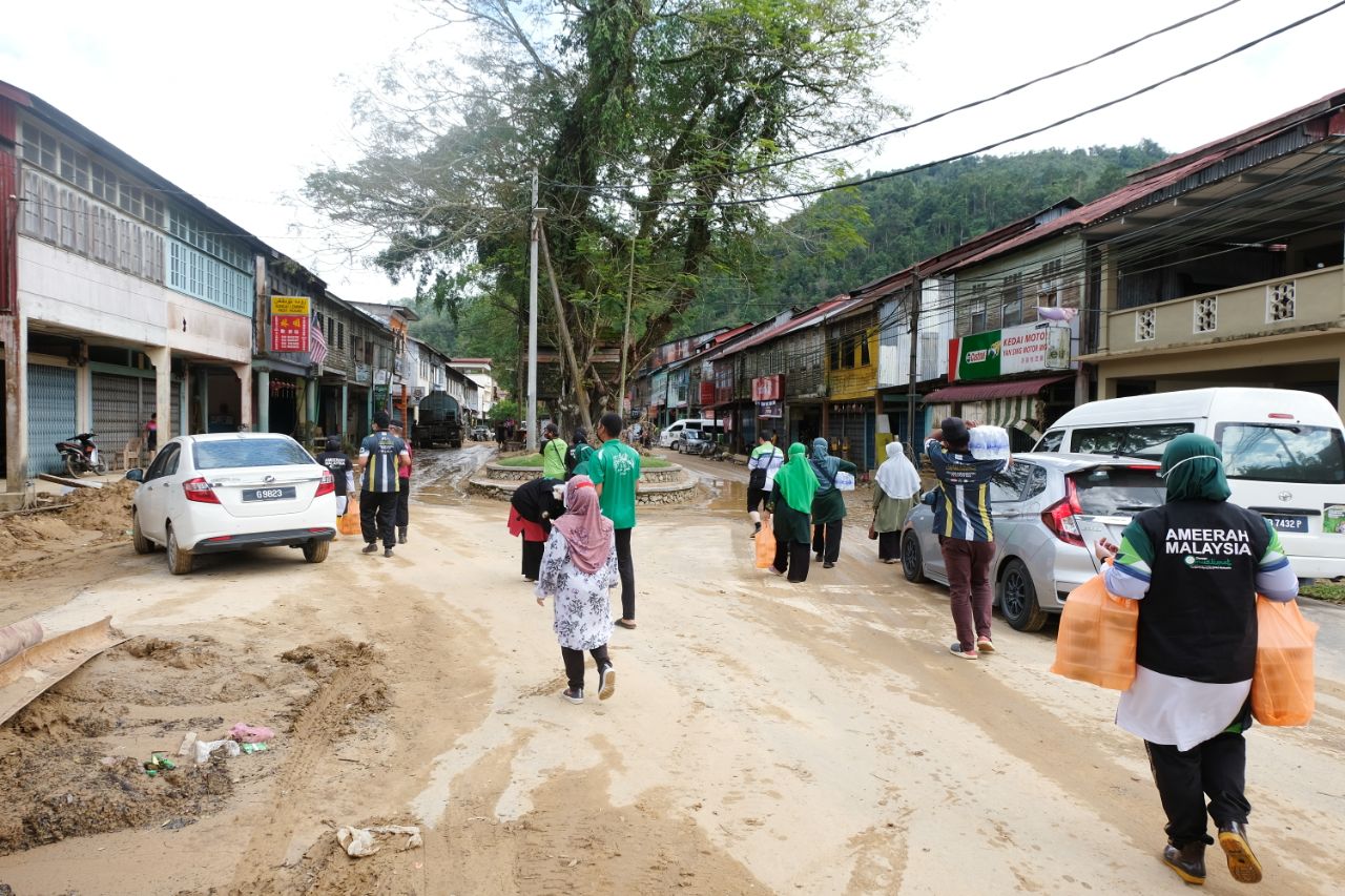 Sukarelawan DUN Air Putih Turut Bantu Mangsa Banjir Pahang