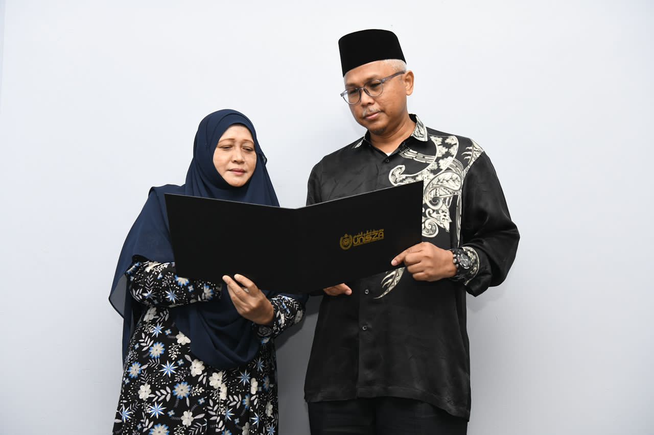 Pasangan Suami Isteri Terima Diploma Arwah Anak