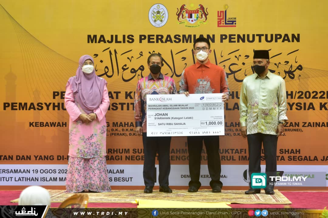 Sultan Terengganu Sempurnakan Penutup Mahrajan Mualaf