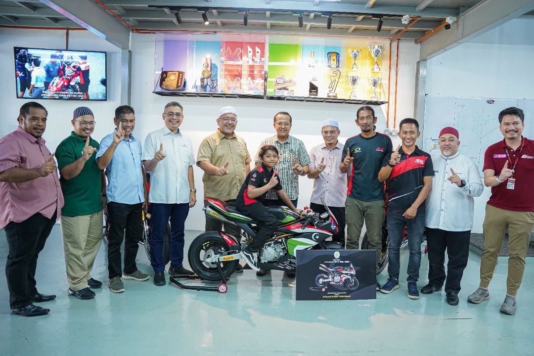 Pelumba Cilik Sensasi Terima Hadiah Motor Daripada MB