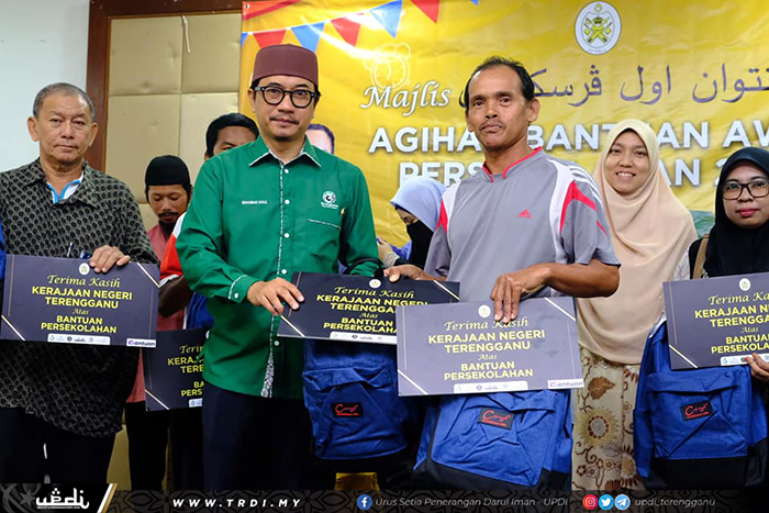 1,573 Pelajar B40 Terima Bantuan Persekolahan