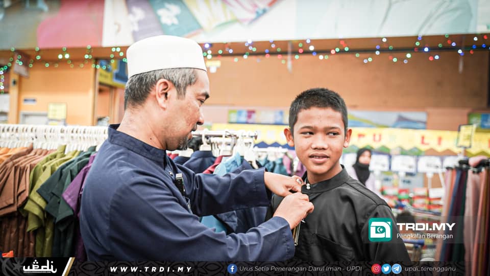 Remaja 18 Beradik Sebak Dapat Baju Raya