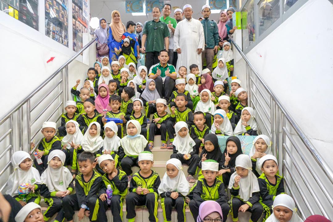 140 Pelajar PASTI Ceria Dapat Baju Raya Baru