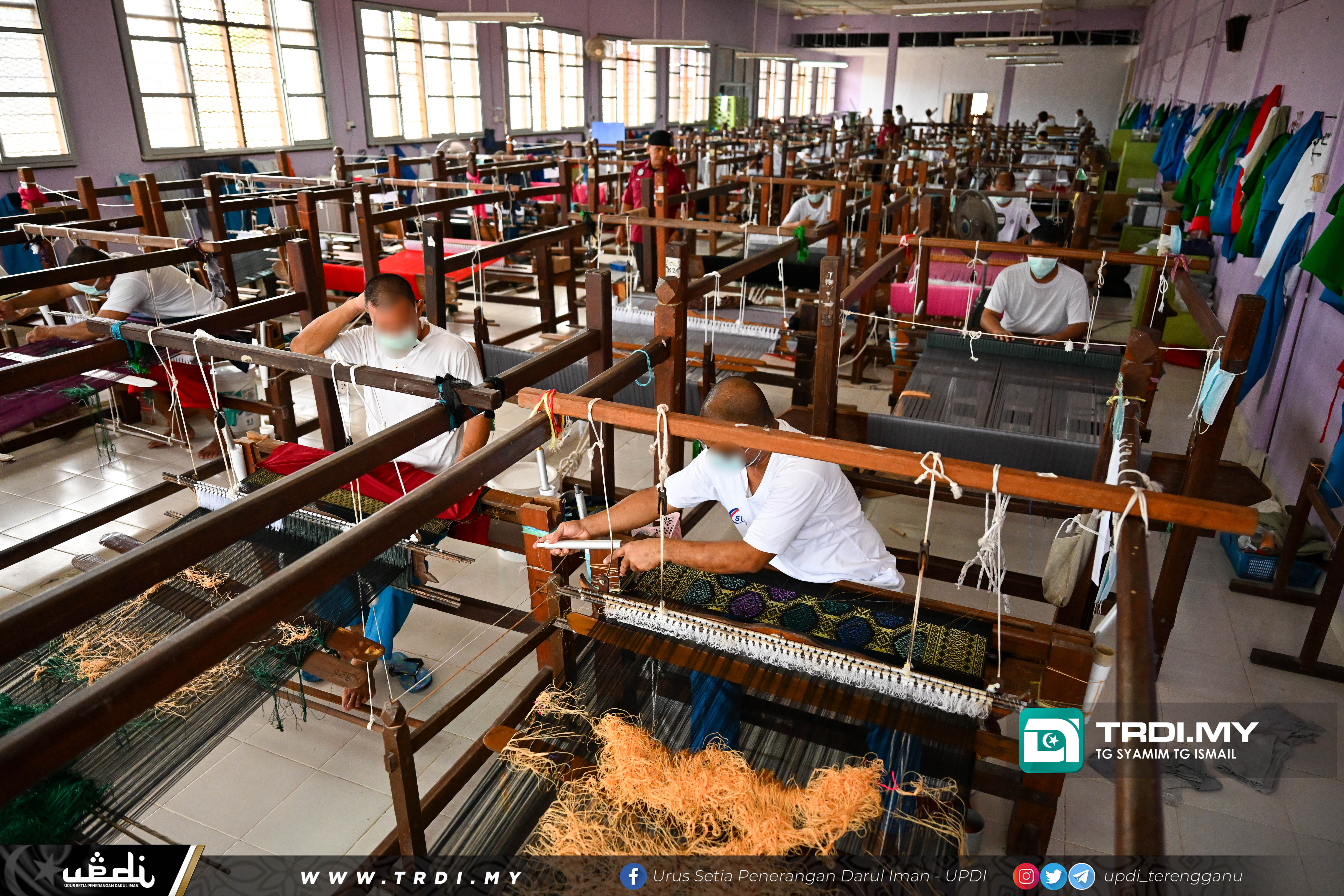 Temu ramah banduan yang menjalankan aktiviti tenun songket sempena Hari Raya Aidilfitri bertempat di Penjara Marang