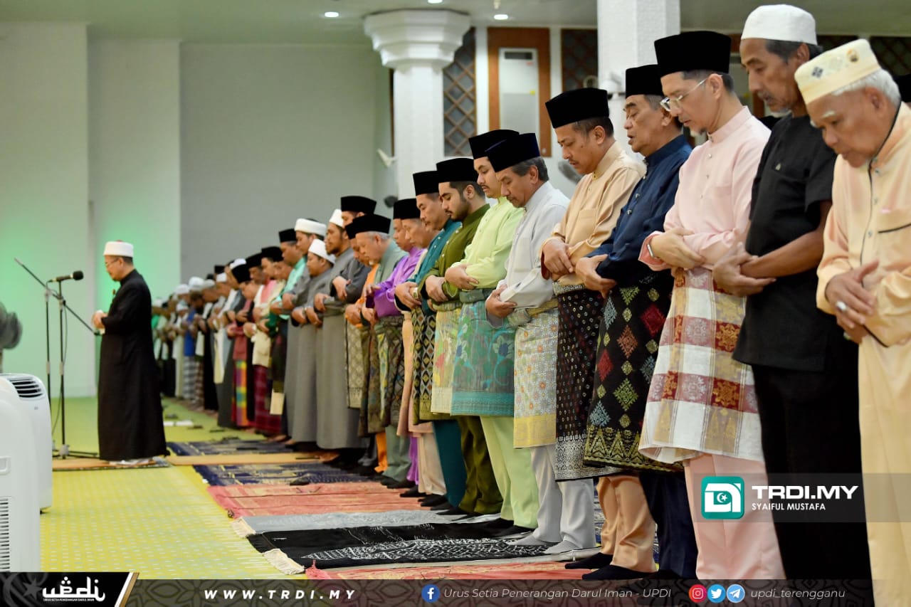 Sultan Mizan Solat Aidiladha Bersama 2,000 Jemaah