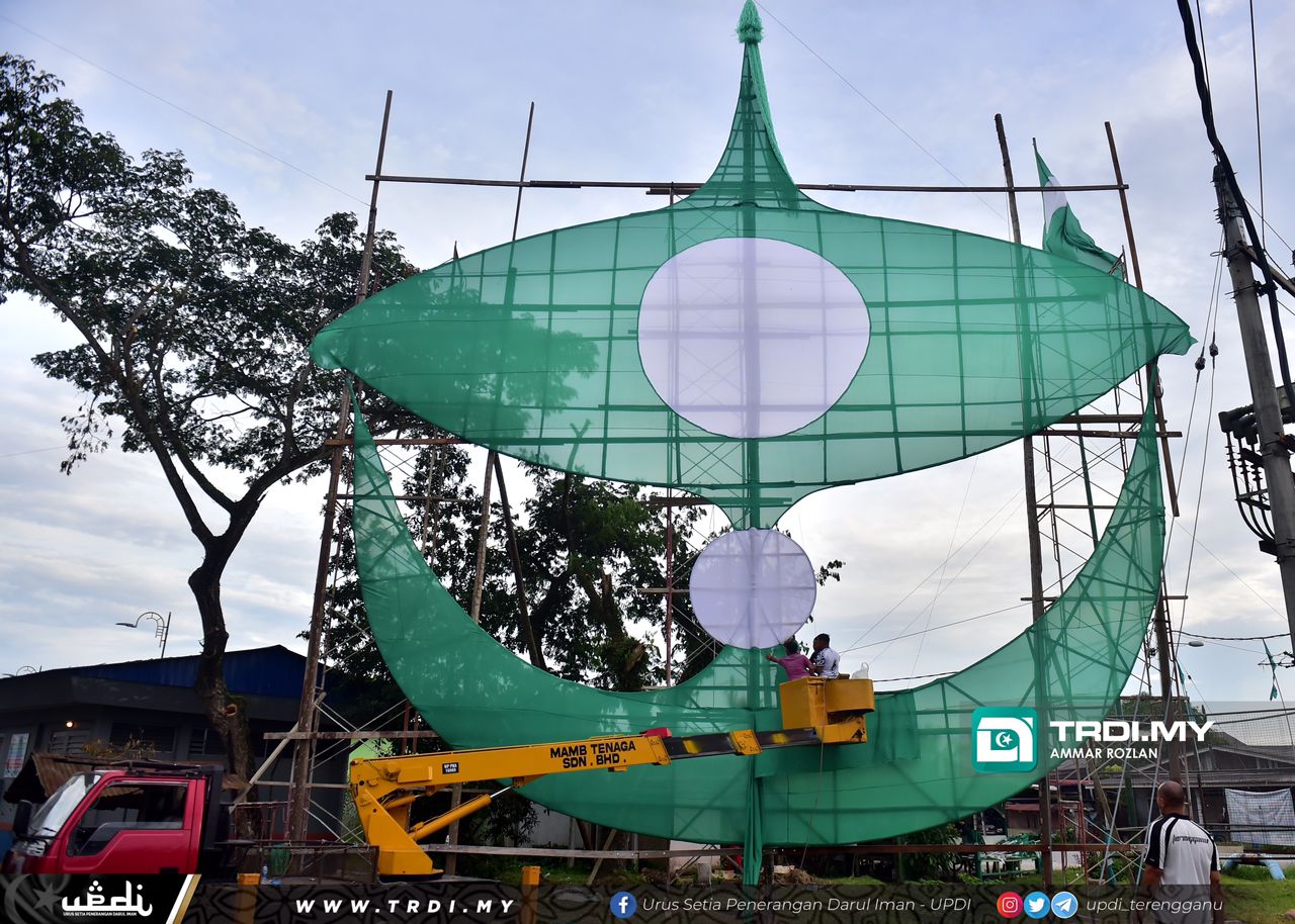 Wau Bulan Gergasi Zahir Semangat 'Teguh Pertahan'