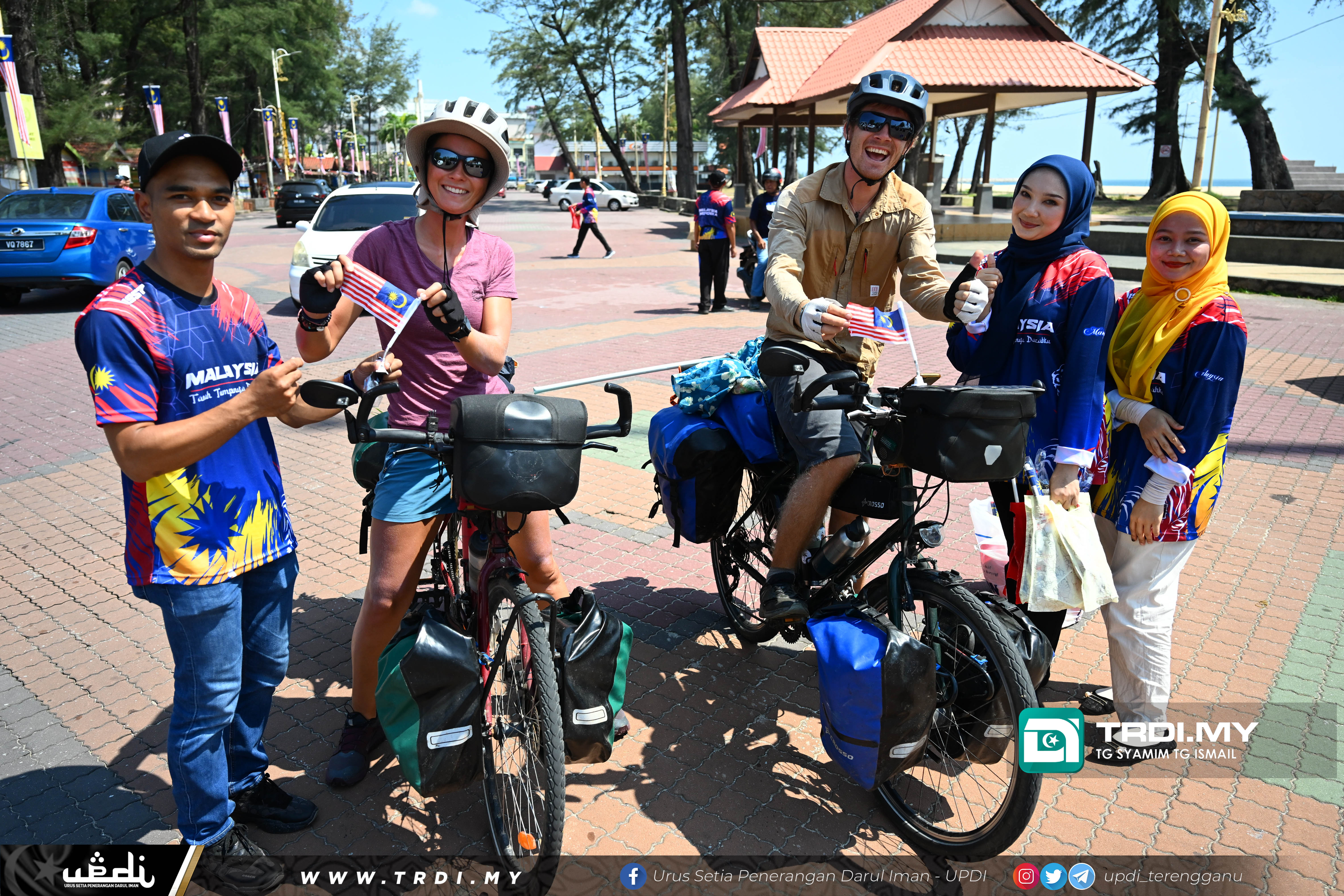 Program Pengagihan Bendera Sempena Hari Kemerdekaan ke 66 Tahun bertempat di Perkarangan Dataran Batu Buruk.