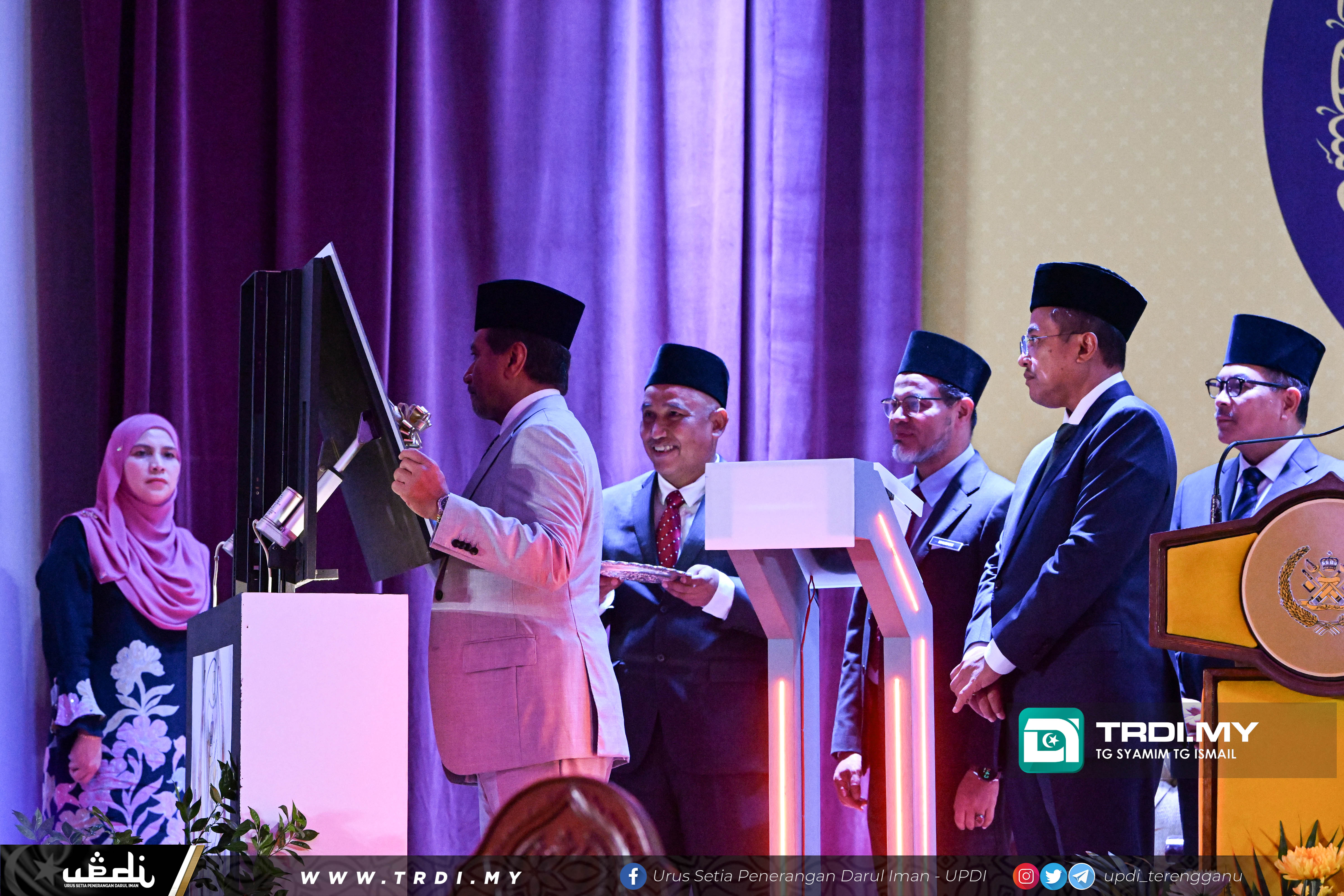 KDYMM Menyempurnakan Majlis Perasmian Bangunan Baru Menara MBKT dan Pameran 25 Tahun Pemerintahan KDYMM Sultan Terengganu bertempat di Dewan Banquet Tingkat 1, Bangunan MBKT, Kuala Terengganu.