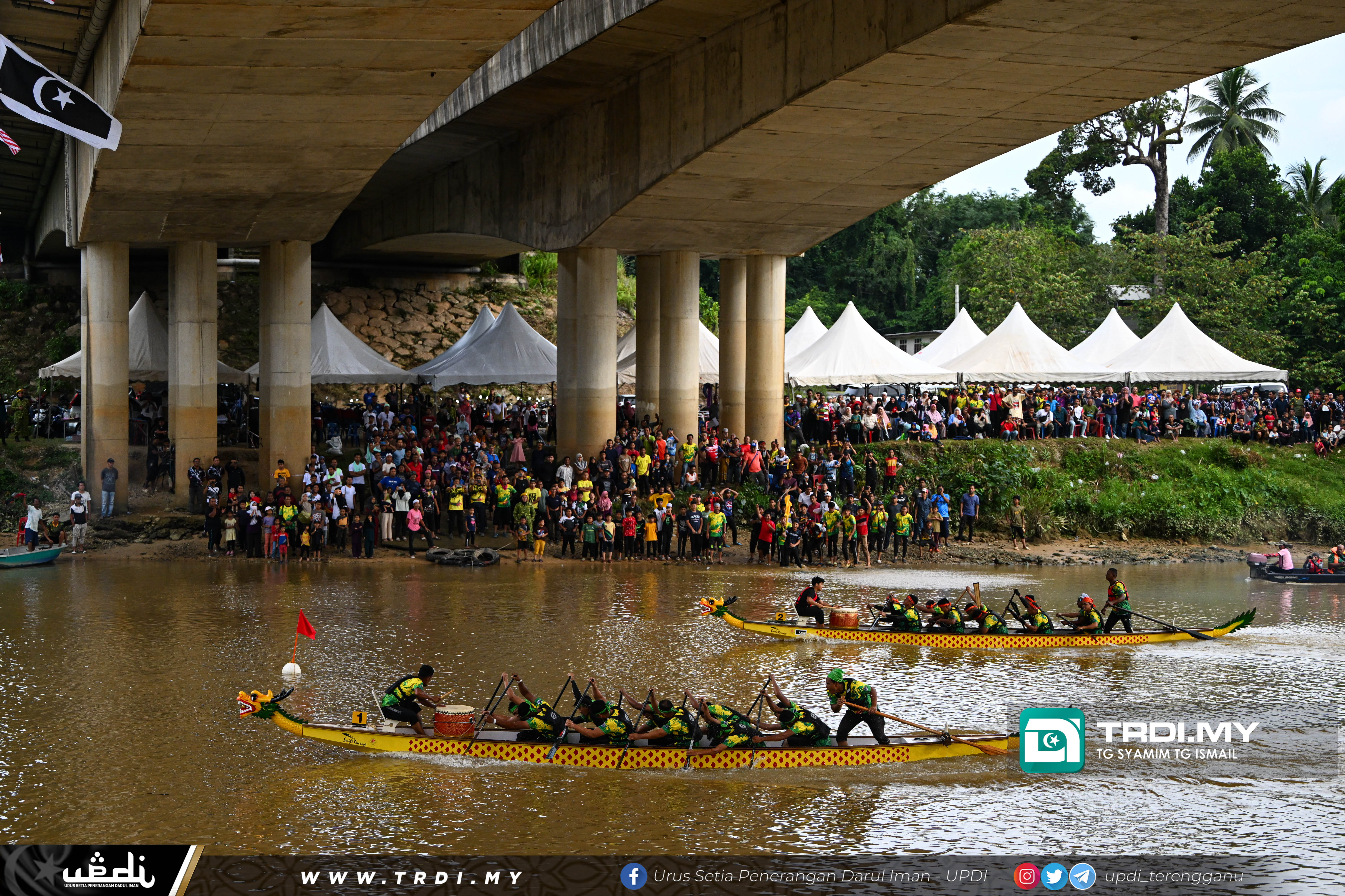 Pertandingan Sukan Air Sempena Sambutan Jubli Perak 25 Tahun Pemerintahan KDYMM Sultan Terengganu bertempat di Jeti Pengkalan Jeram,Tepuh (Bawah Jambatan Bypass, Pulau Sekati