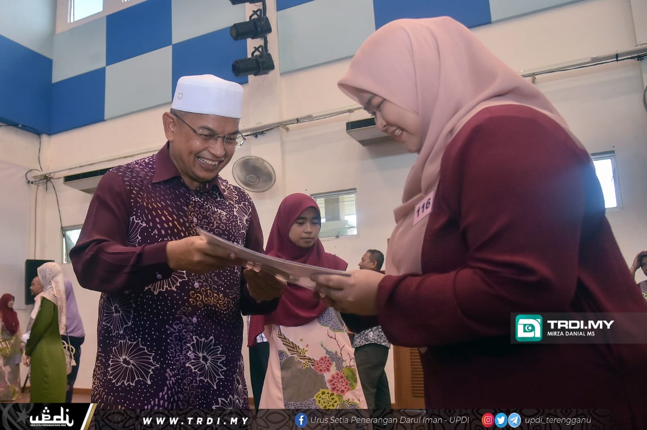 Air Mata Gugur Saat Terima Hak Milik Tanah