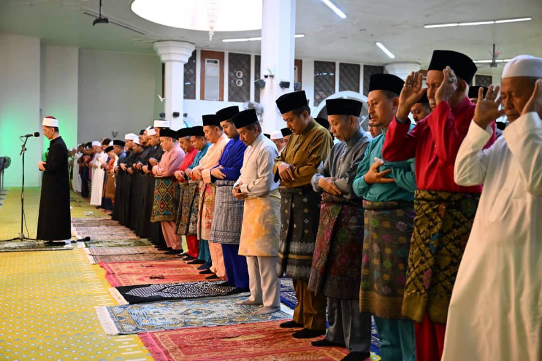 Sultan Mizan Solat Aidiladha di Masjid Al-Muktafi Billah Shah