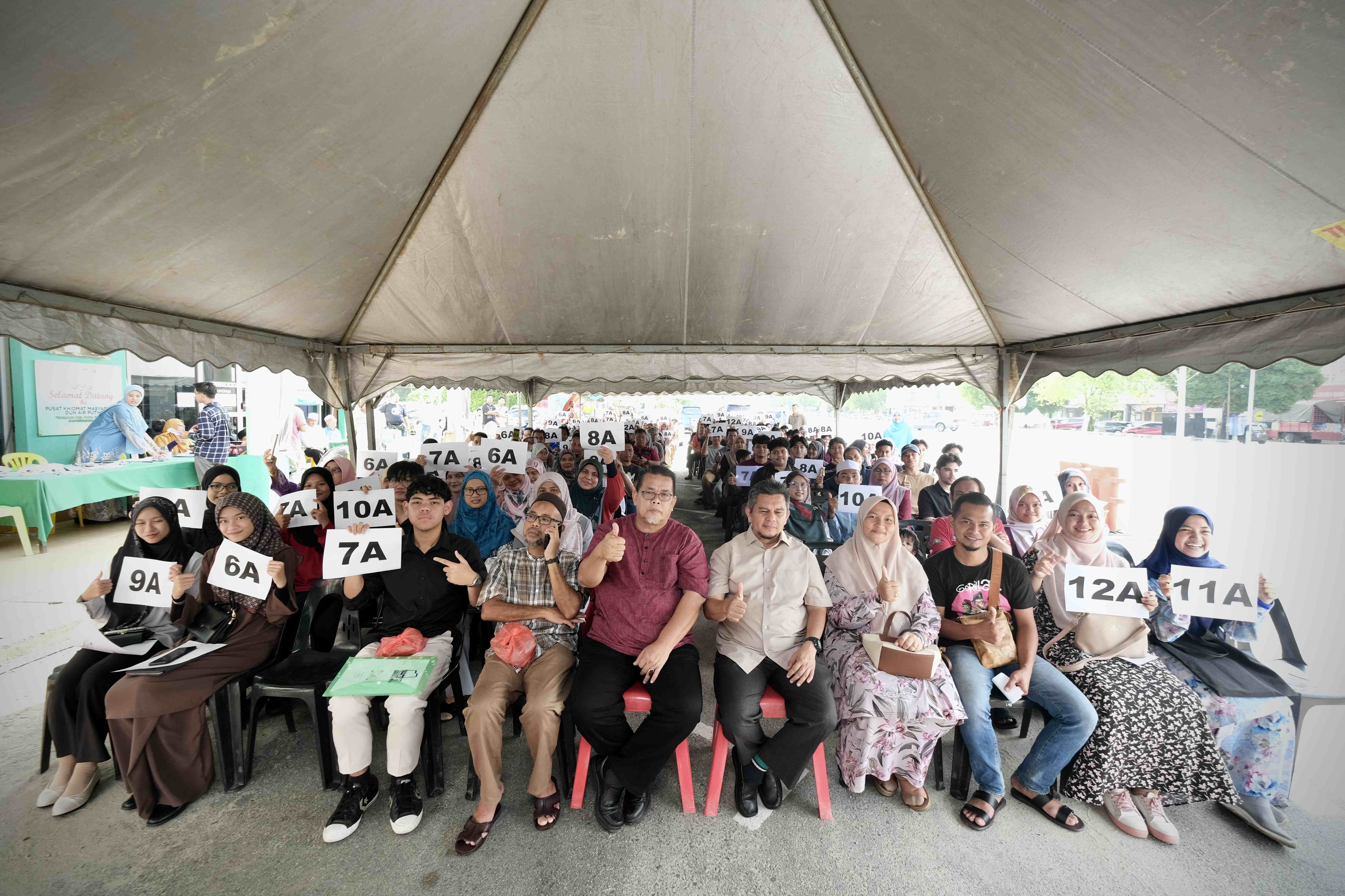 132 Pelajar Cemerlang Terima Habuan
