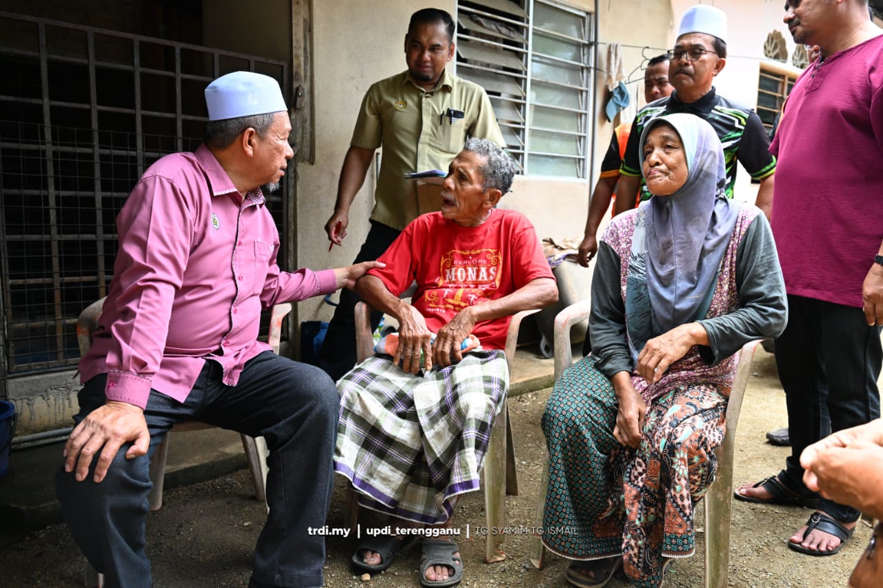 Exco 'Terjah' Kampung Hulur Bantuan Kepada Keluarga B40
