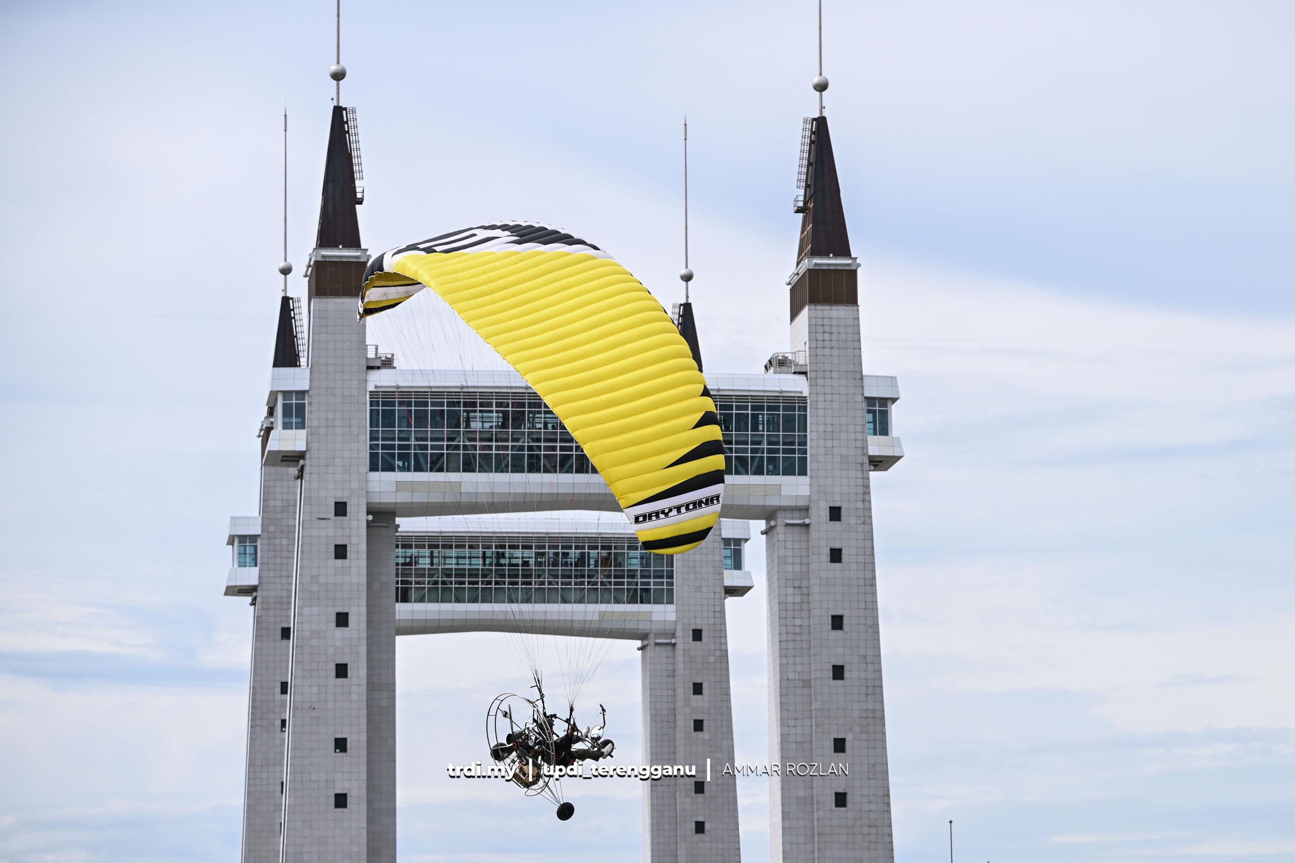 Aksi 'Orang Terbang' Tawan Jambatan Angkat