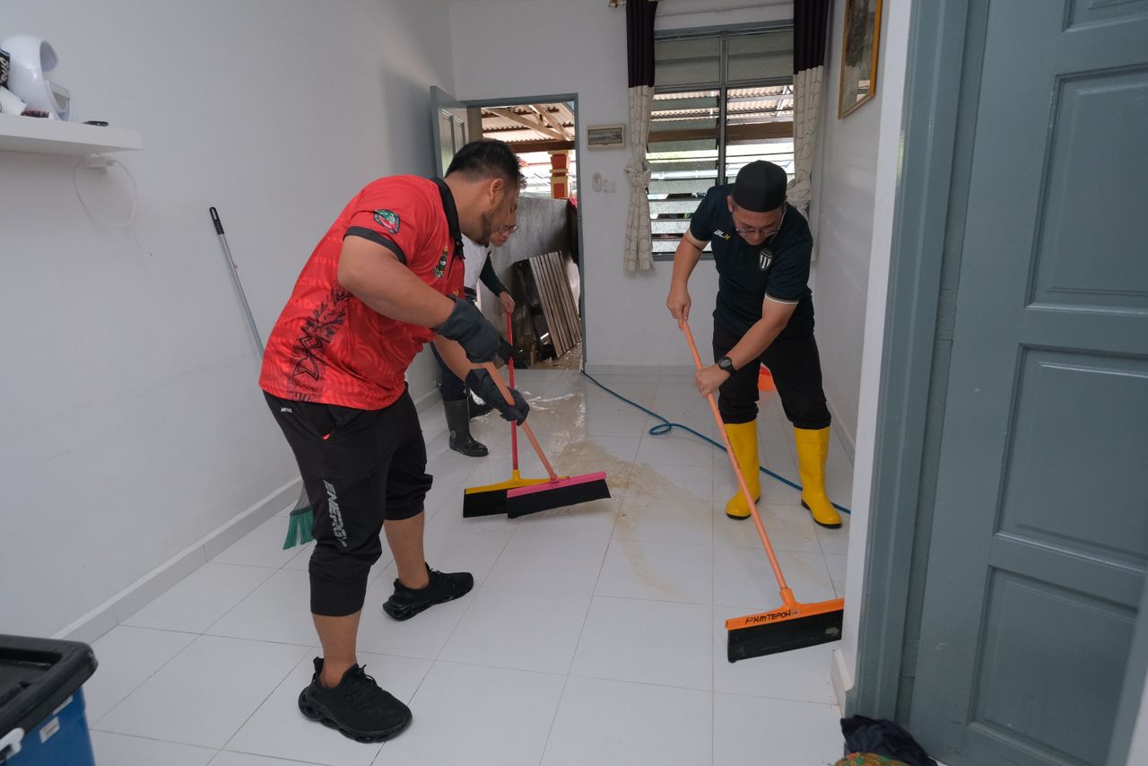 Sukarelawan T-Volt Bersih Lebih 100 Rumah Mangsa Banjir