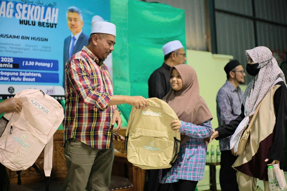 550 Murid Bakal Masuk Darjah Satu Terima Beg Sekolah