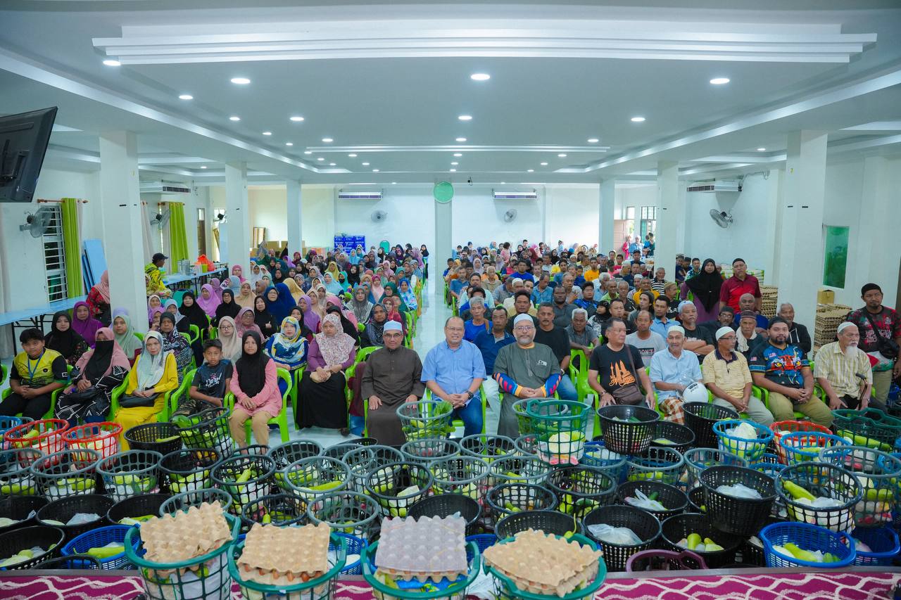 400 Keluarga di DUN Wakaf Mempelam Terima Sumbangan Ramadan