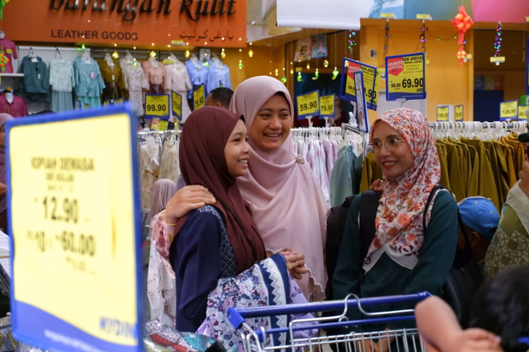 “Gembira Pilih Baju, Dapat Duit Raya!” – 130 Asnaf Dirai