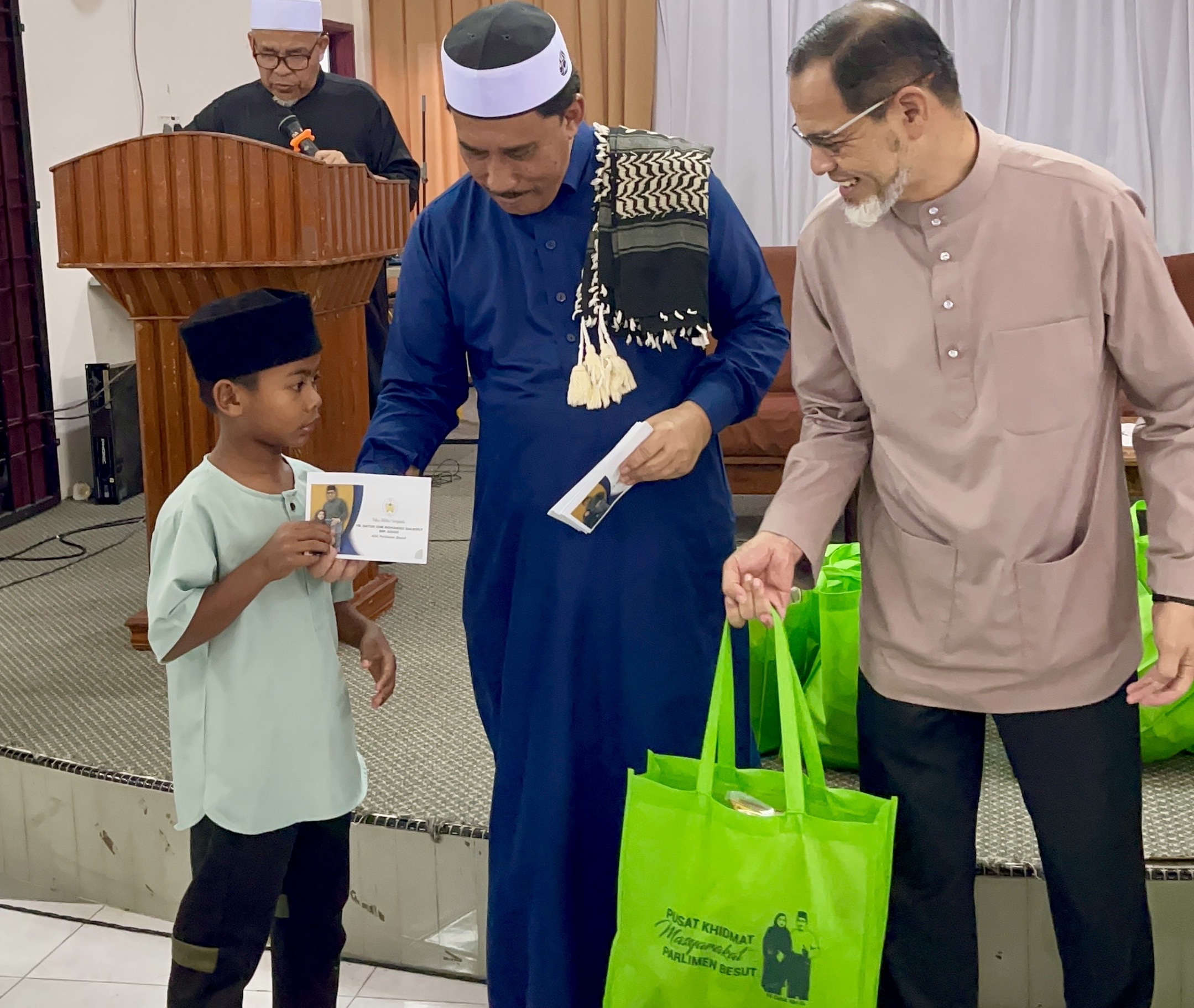 125 Asnaf Dirai, Terima Sumbangan