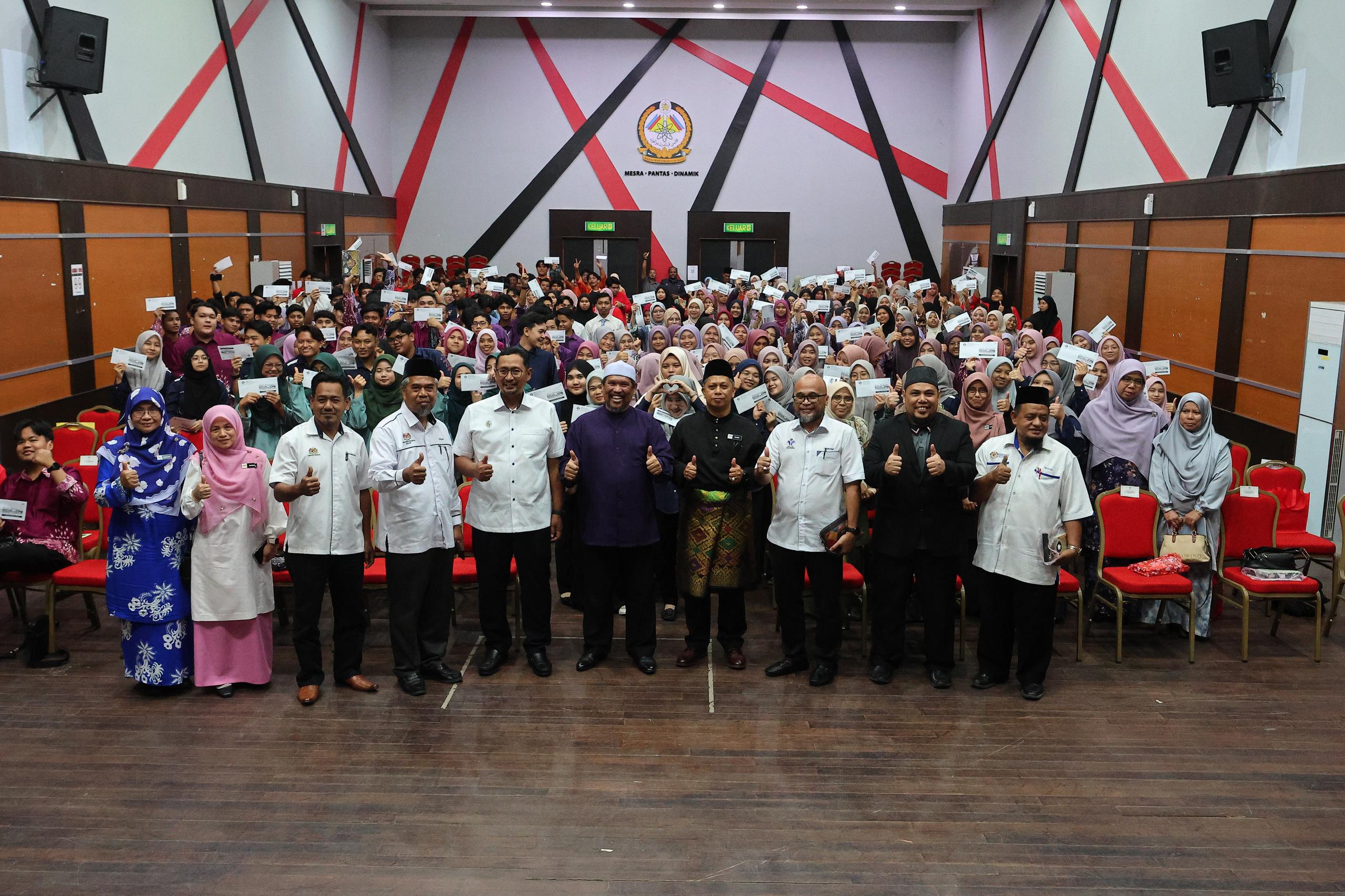 287 Pelajar Daerah Kemaman dan Dungun Terima Bantuan RM500