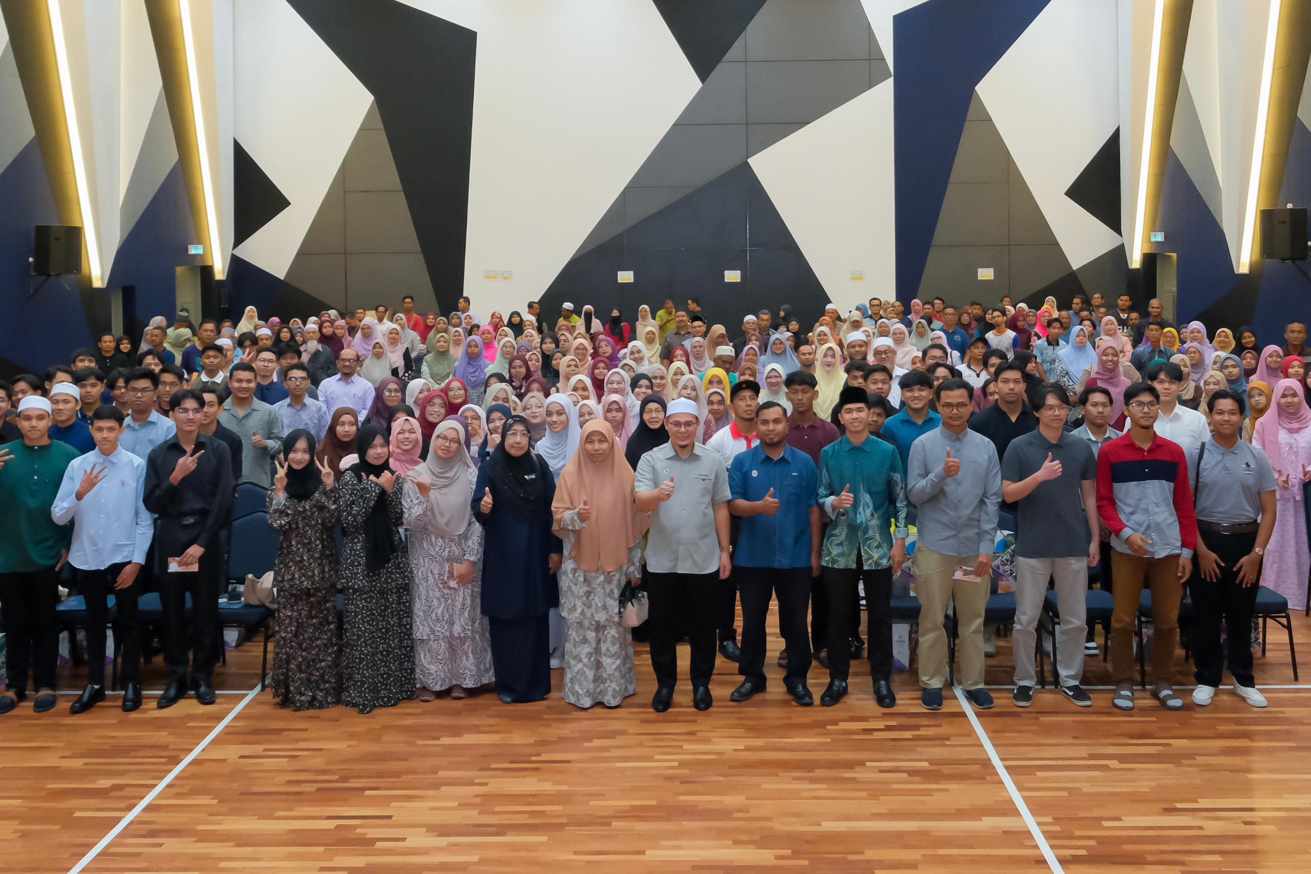 163 Pelajar Cemerlang SPM, STAM 2024 Terima Pengiktirafan