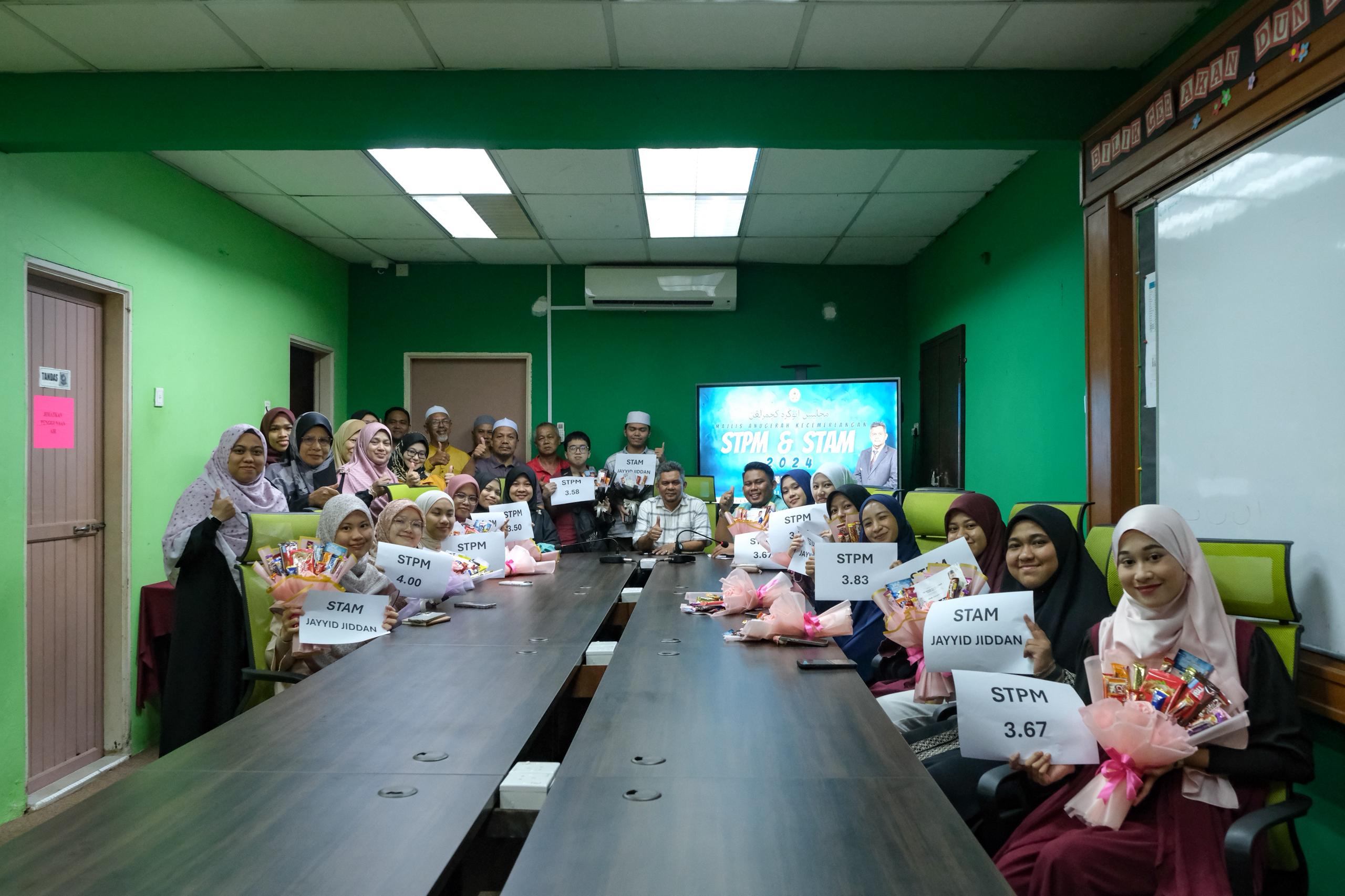 DUN Air Putih Raikan 14 Pelajar Berprestasi Tinggi