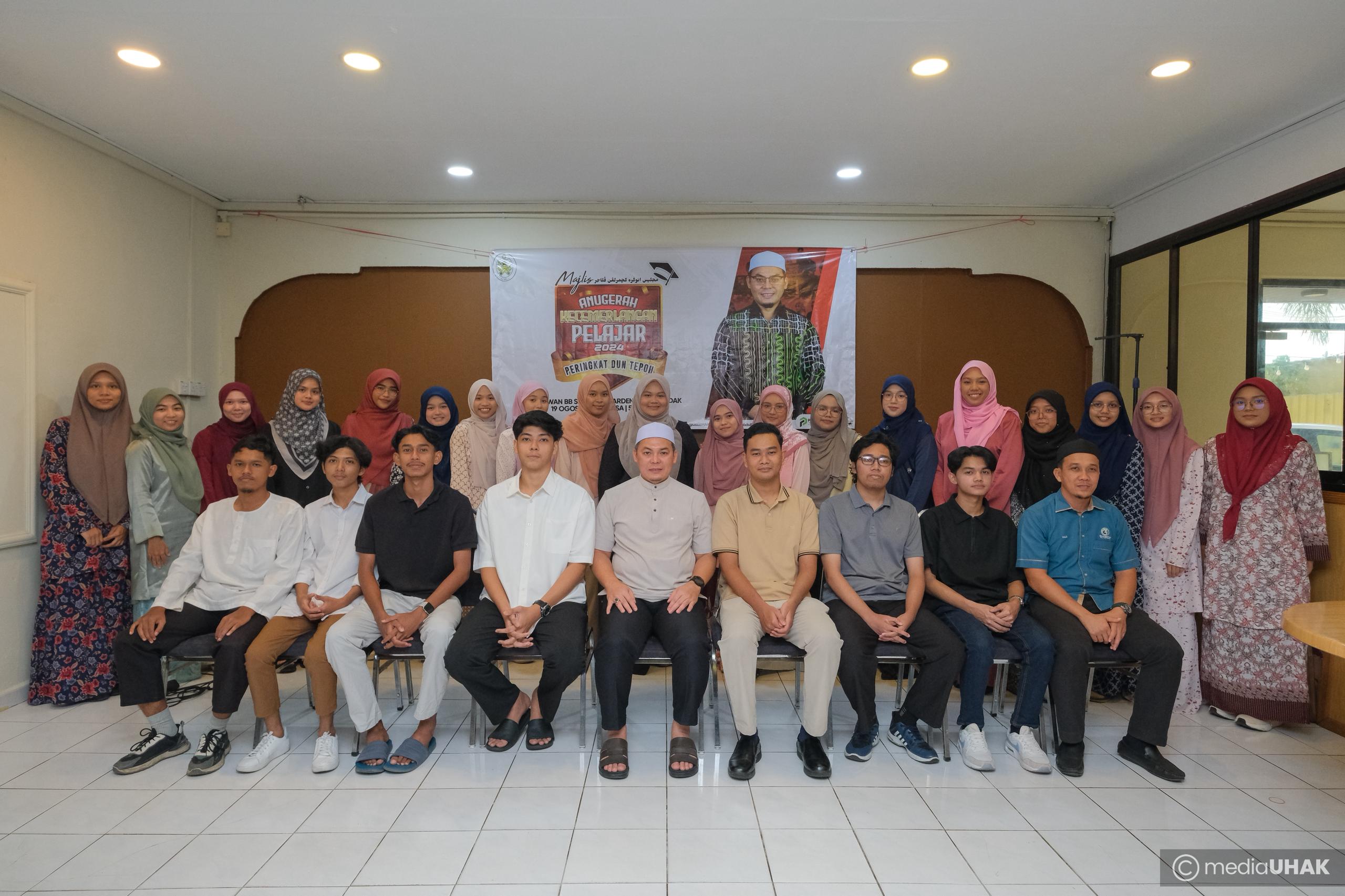 32 Pelajar Cemerlang STPM DUN Tepoh Terima Anugerah Kecemerlangan