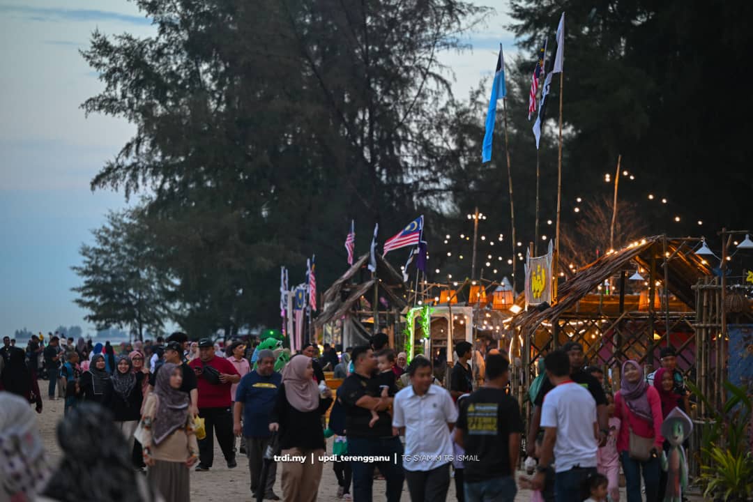 Karnival Pantai Diserbu Lebih 130,000 Pengunjung, Hujan Bukan Penghalang