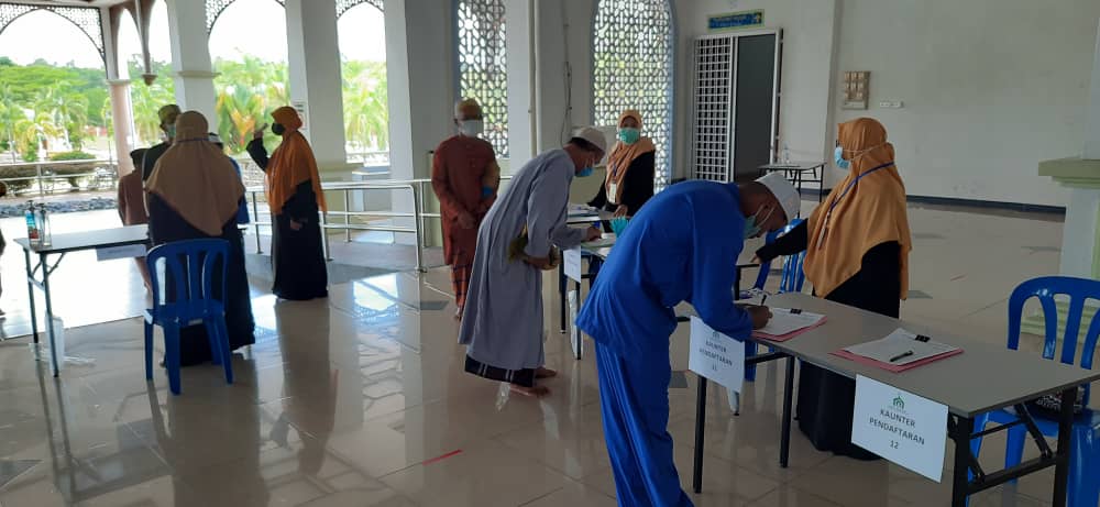 Sukarelawan Wanita Bantu Permudah Solat Jumaat