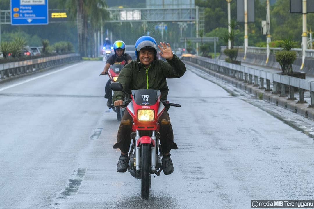 MB Terengganu Tunggang RXZ Waktu Hujan, Curi Perhatian Ramai