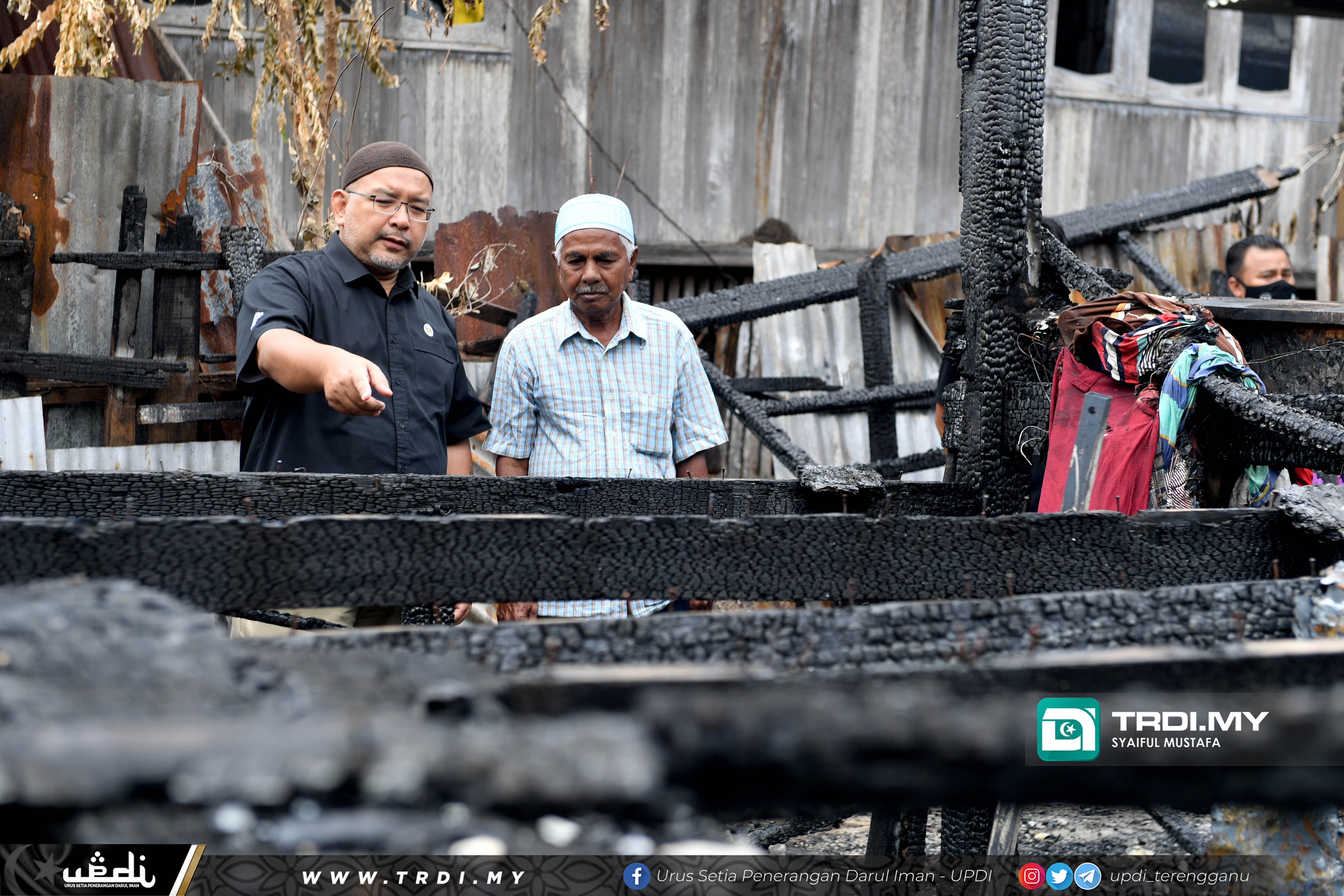 Yb Wan Sukairi dan Manis.FM Ziarah Mangsa Kebakaran Di Losong Haji Su