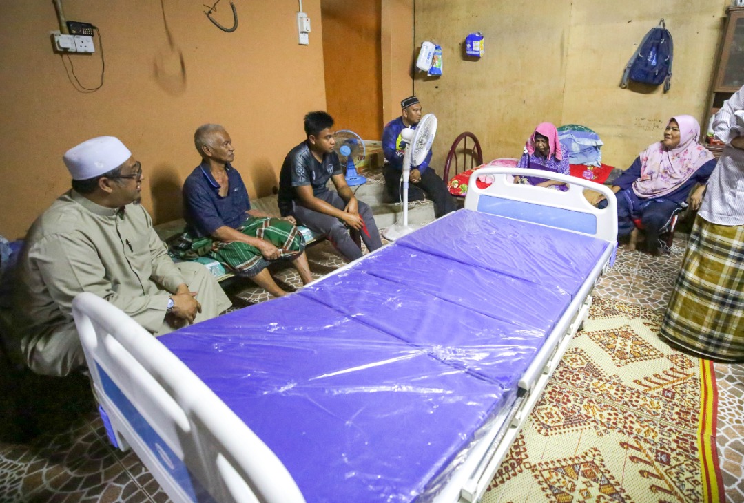 Pasangan Warga Emas Terharu Terima Katil Boleh Laras