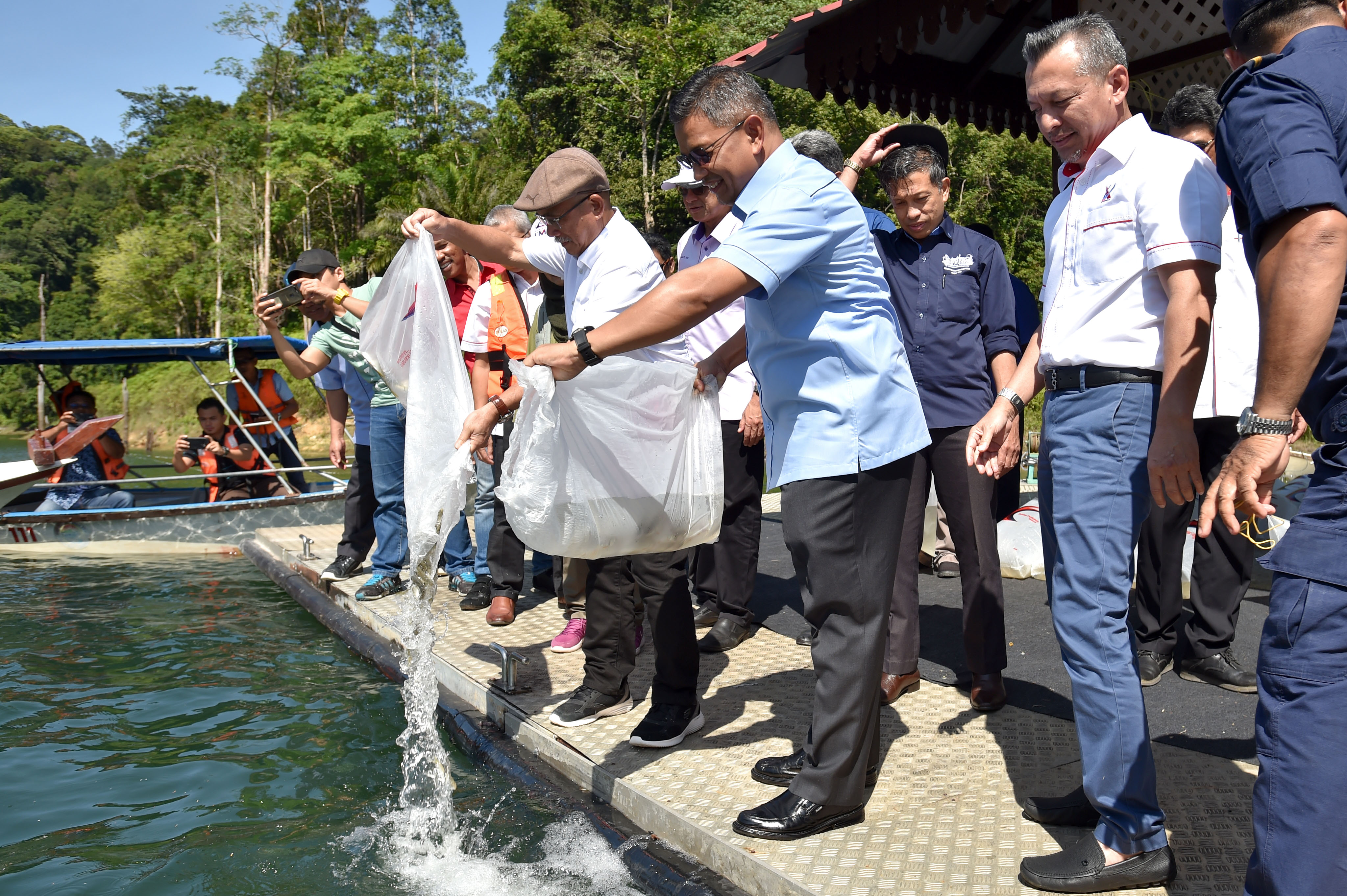 YB Dr Azman Ibrahim Pengerusi Jawatankuasa Pertanian, Industri Asas Tani dan Pembangunan Desa Bersama Datuk Seri Dr Ronald Kiandee Menteri Pertanian dan Industri Makanan Bersama mengadakan lawatan kerja ke Tasik Kenyir