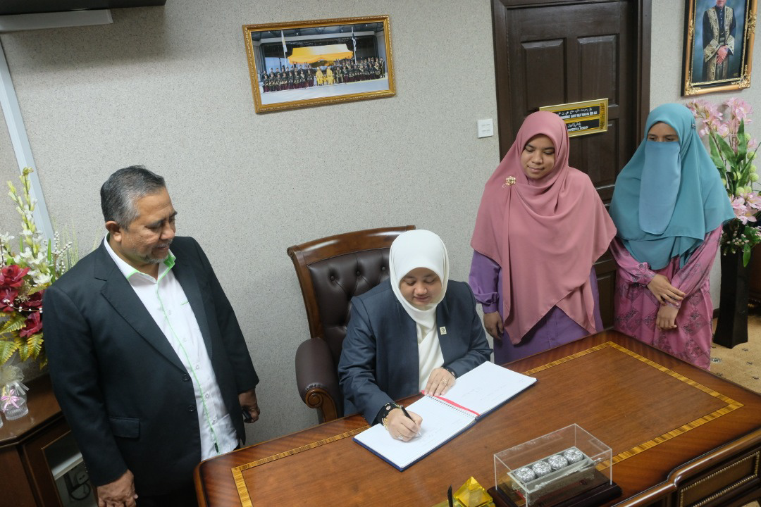 Dedahkan Dunia Politik Kepada Anak Muda - Zuraida