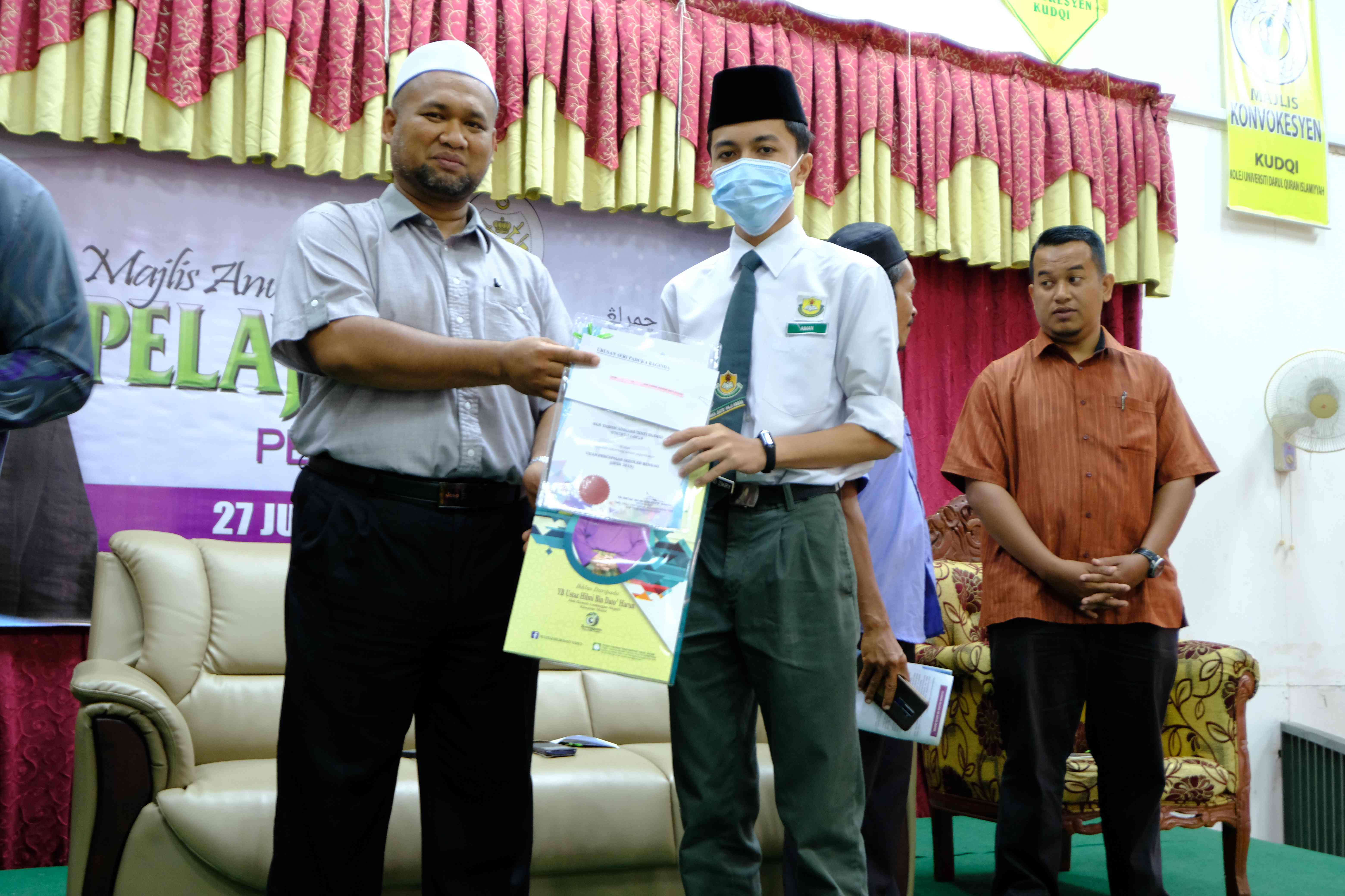 110 Pelajar DUN Manir Terima Anugerah