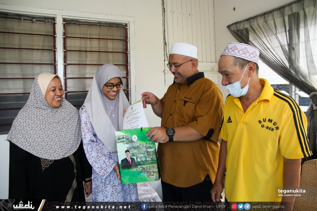 ADUN Wakaf Mempelam Rai Pelajar Cemerlang Dari Rumah Ke Rumah