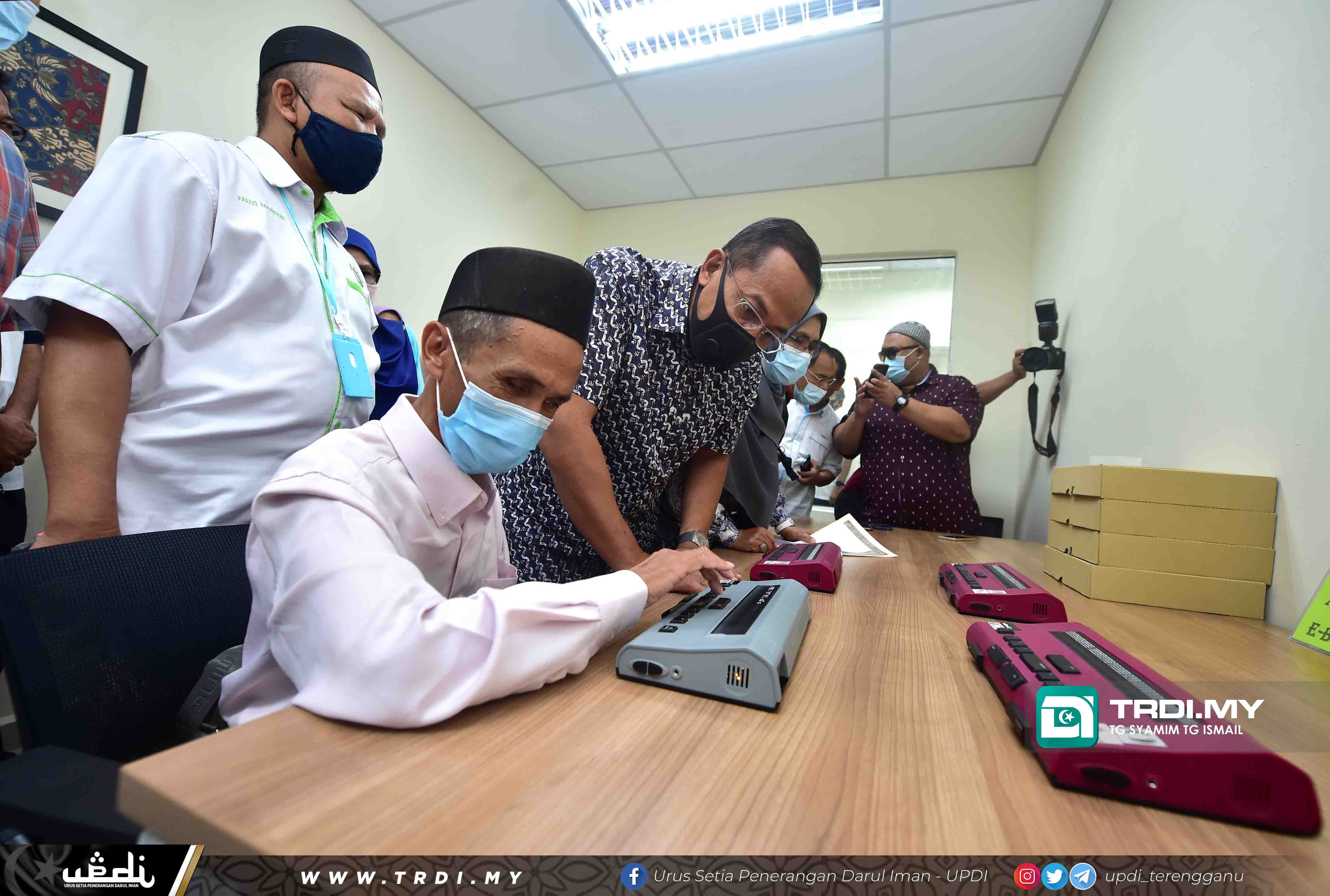 YAB Dato’ Seri Dr. Ahmad Samsuri bin Mokhtar ke Majlis Perasmian Pembukaan Pusat Pengajian Al-Quran Braille Yayasan Islam Terengganu di Pusat Pengajian Braille Cawangan Besut, Bangunan Yayasan Islam Terengganu,Besut.