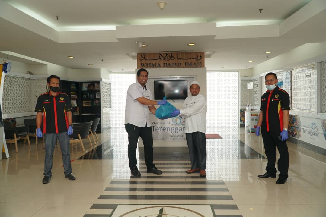 100 Kakitangan Sokongan Wisma Darul Iman Terima Sumbangan