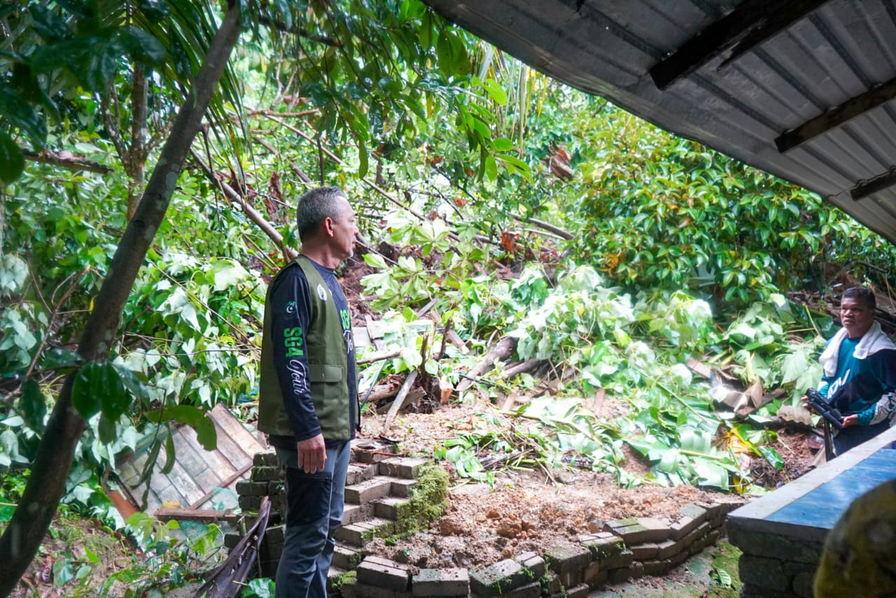 Wanita Nyaris Maut Tanah Runtuh Hempap Rumah