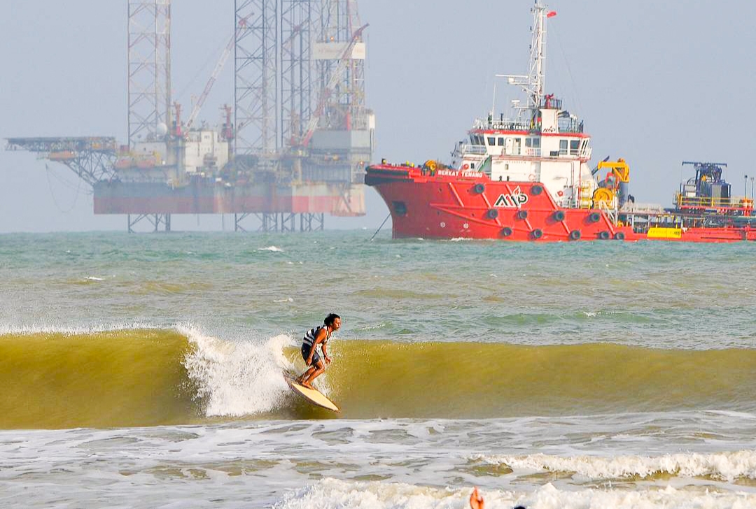 Teluk Kalong Makin Popular Sebagai Destinasi Surfing Musim Tengkujuh