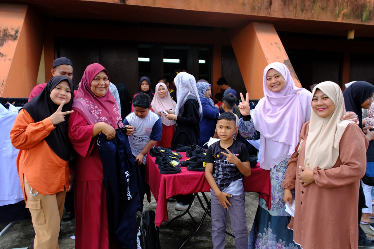 300 Murid Terima Bantuan Kelengkapan Sekolah di DUN Ladang
