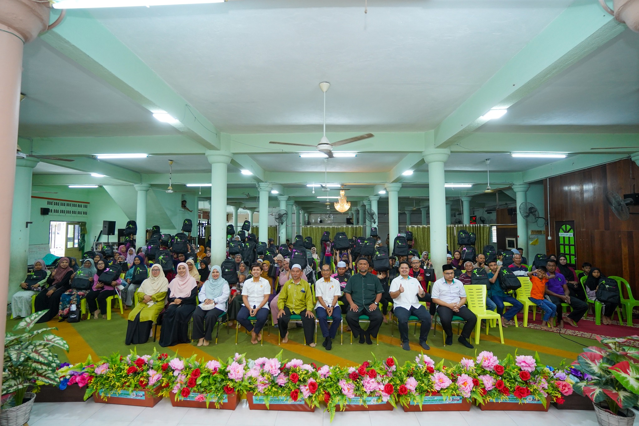 100 Anak Asnaf DUN Manir Ceria Terima Kelengkapan 'Back To School'