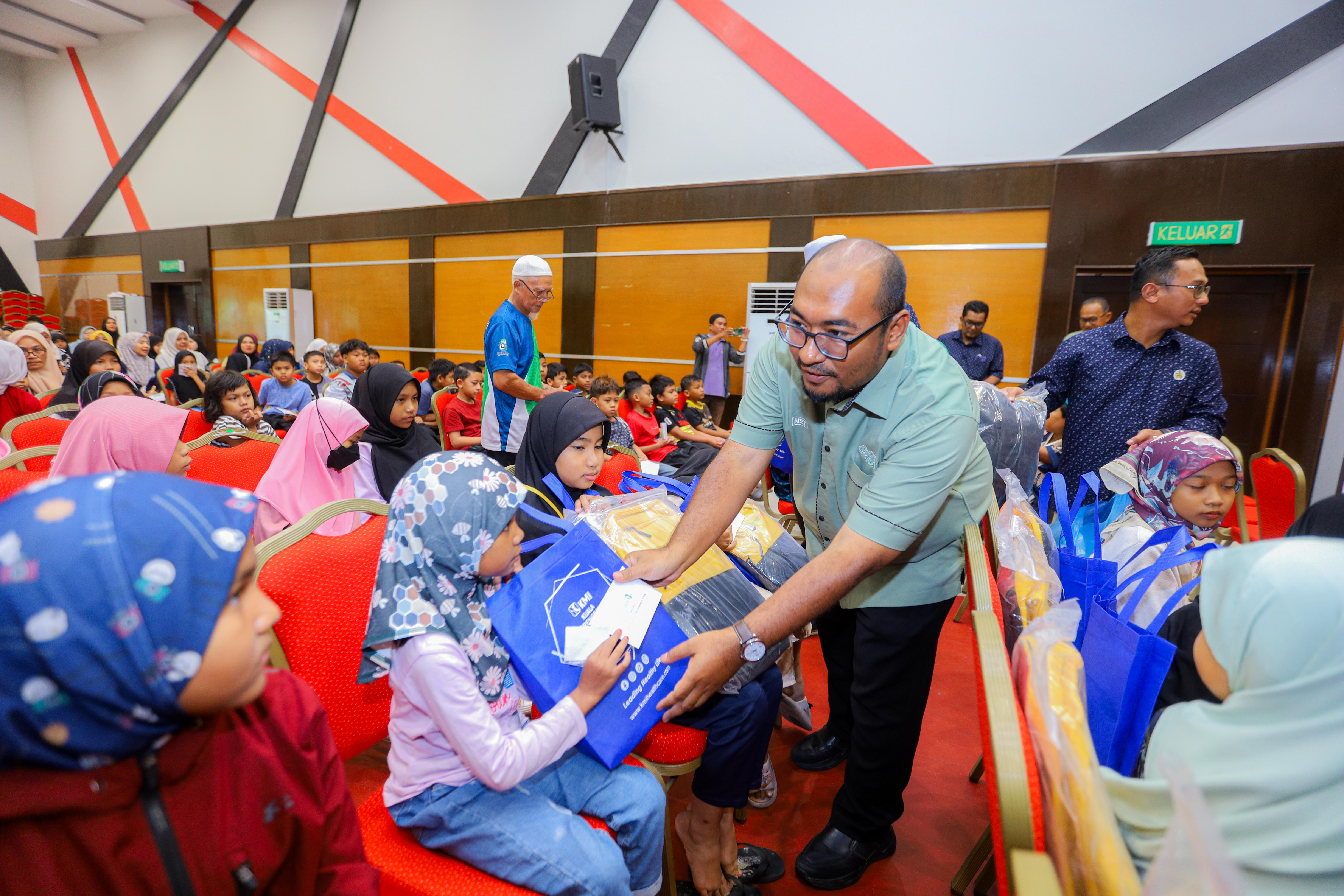 100 Pelajar Sekolah Rendah Terima Bantuan Awal Sekolah